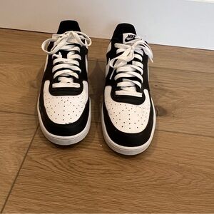 Nike Men's Court Vision Low Size 11 Black and White Sneakers Sporty Everyday